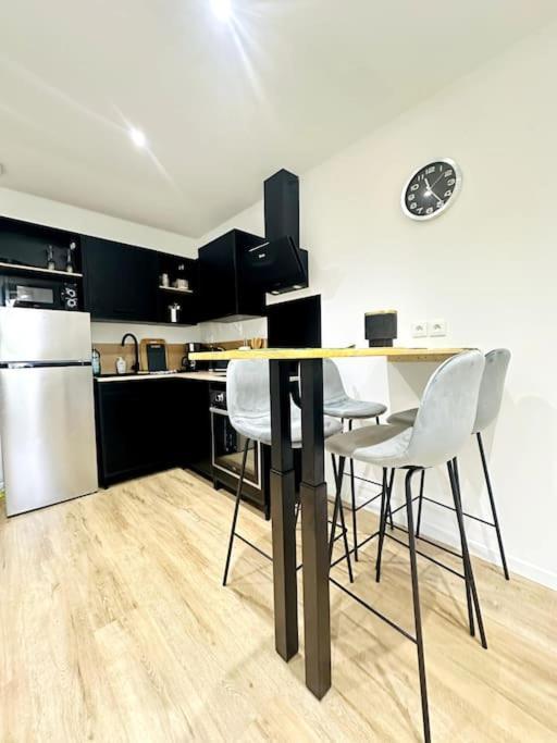 Jungle Appartement Avec Terrasse Laon Esterno foto